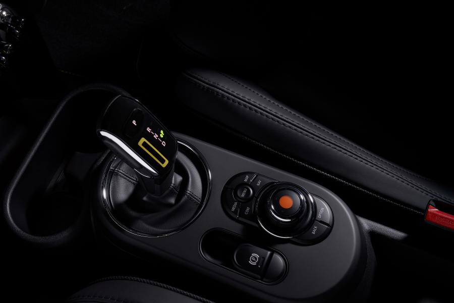 Детали интерьера Mini Cooper SE (F56) 2019 года  (WW) (фото 84 из 132)